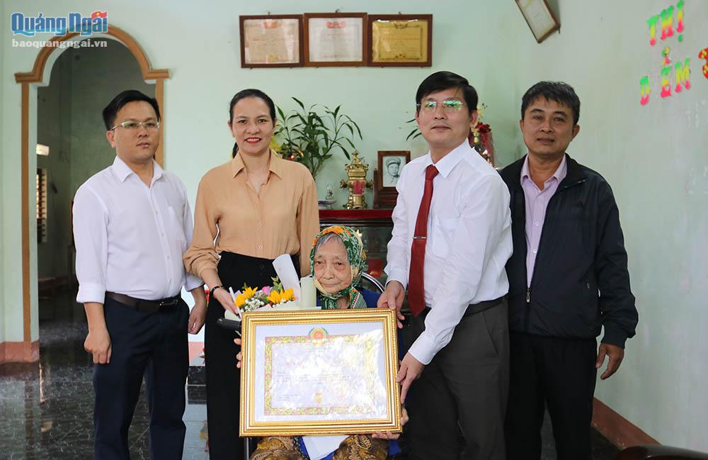 Thường trực Thị ủy Đức Phổ trao Huy hiệu 75 năm tuổi Đảng cho đồng chí Nguyễn Thị Đảm.
