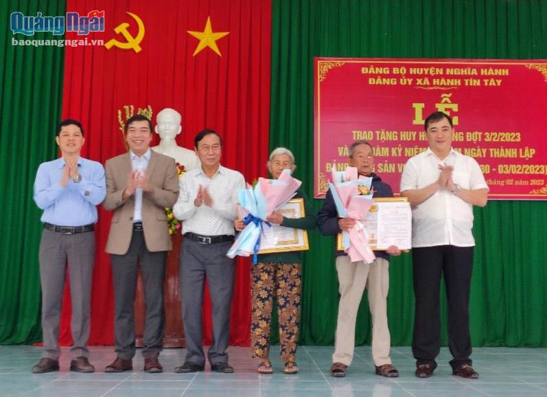 Lãnh đạo huyện Nghĩa Hành đã trao Huy hiệu và chúc mừng hai đảng viên.