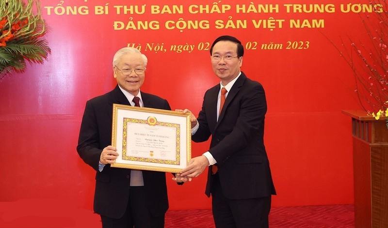 Đồng chí Võ Văn Thưởng, Ủy viên Bộ Chính trị, Thường trực Ban Bí thư trao Huy hiệu 55 năm tuổi Đảng tặng Tổng Bí thư Nguyễn Phú Trọng. 