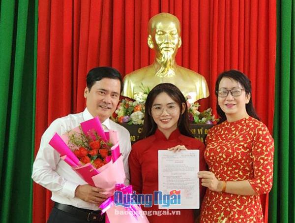 Sinh viên Trần Lê Tố Uyên (giữa), Khoa Ngoại ngữ (Trường Đại học Phạm Văn Đồng) vinh dự được đứng vào hàng ngũ của Đảng (tháng 10/2022).         Ảnh: Thanh Thuận