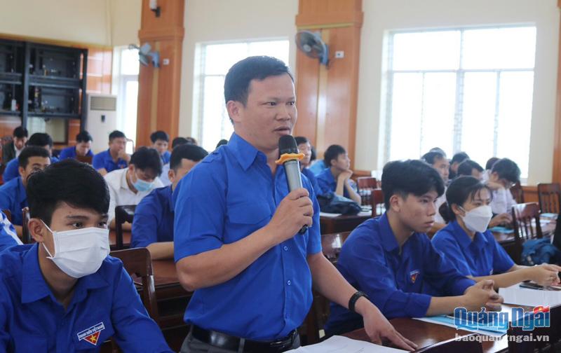 Thanh niên Mai Trường Giang, ở xã Bình Châu (Bình Sơn) nêu ý kiến về vấn đề tạo nguồn vốn cho thanh niên lập nghiệp.