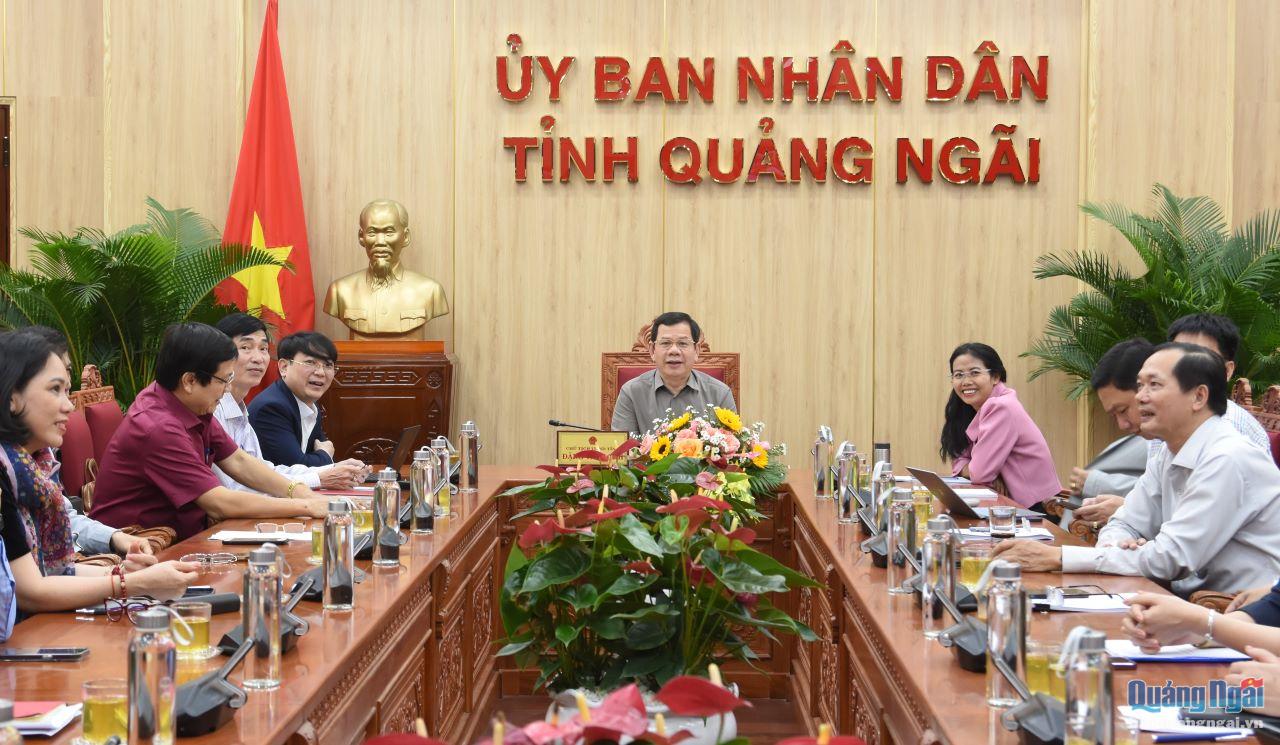 Chủ tịch UBND tỉnh Đặng Văn Minh chủ trì tại điểm cầu tỉnh Quảng Ngãi.