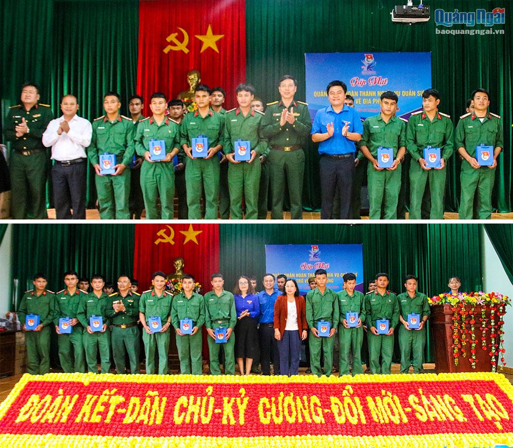 Tặng quà khích lệ các quân nhân hoàn thành nghĩa vụ quân sự tiêu biểu của huyện Sơn Hà trở về địa phương năm 2023.