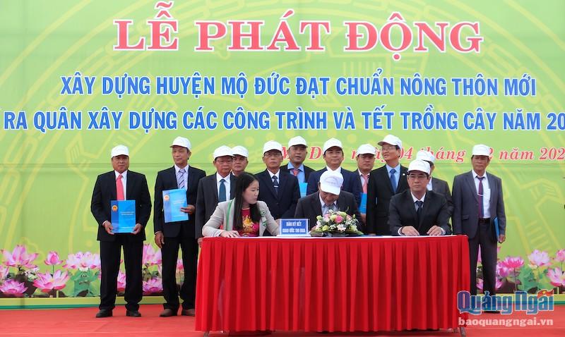 Lãnh đạo các cơ quan, địa phương trên địa bàn huyện Mộ Đức ký kết thi đua xây dựng nông thôn mới.