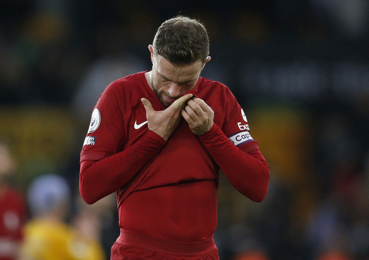 Sự thất vọng của Henderson trong trận thua Wolverhampton - Ảnh: REUTERS