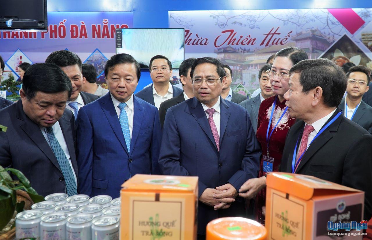 Thủ tướng Chính phủ Phạm Minh Chính tham quan gian hàng trưng bày các sản phẩm tiêu biểu của Quảng Ngãi trước khi dự hội nghị.