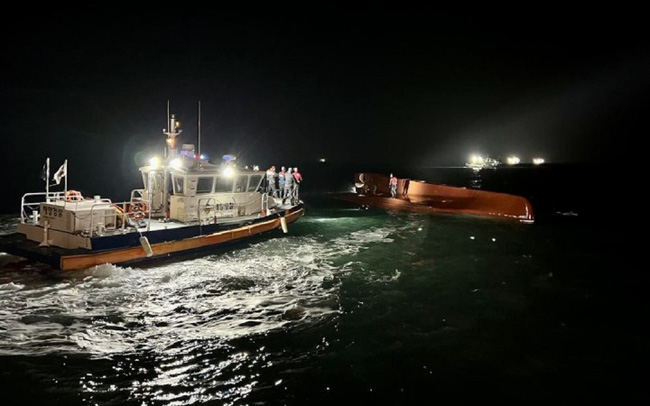 Lật tàu tại Hàn Quốc, 9 ngư dân mất tích