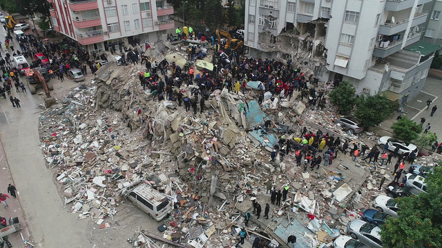 Người dân tìm kiếm trong đống đổ nát sau trận động đất ở Adana, Thổ Nhĩ Kỳ. Ảnh: Ihlas News Agency.