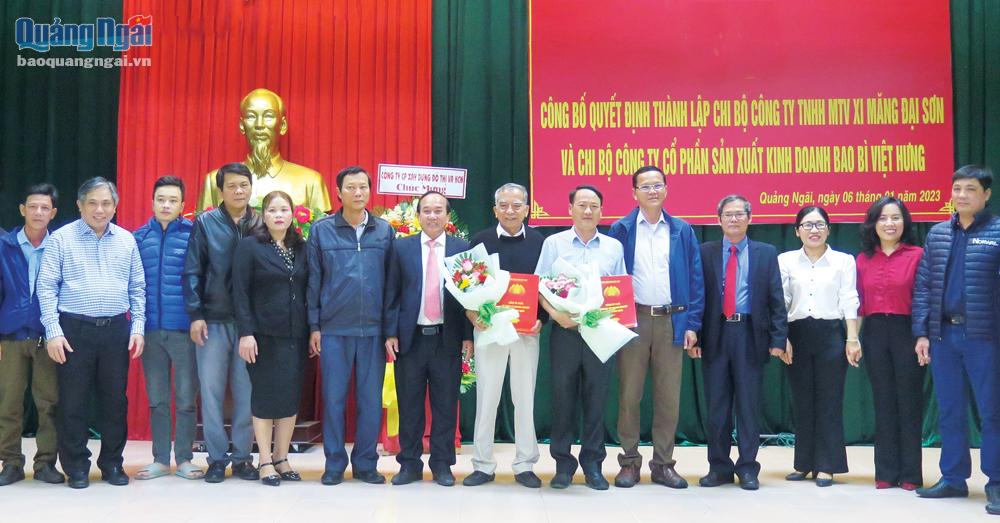 Trưởng ban Tổ chức Tỉnh ủy Lữ Ngọc Bình và lãnh đạo Đảng ủy Khối Cơ quan và Doanh nghiệp tỉnh trao quyết định thành lập 2 chi bộ mới.