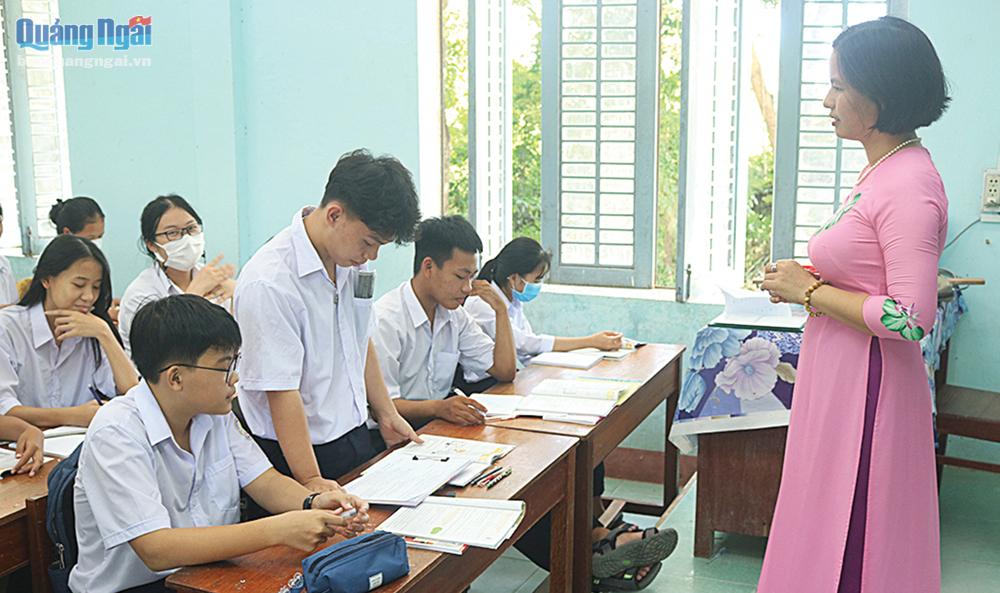 Cô và trò Trường THPT Bình Sơn trong giờ học. 