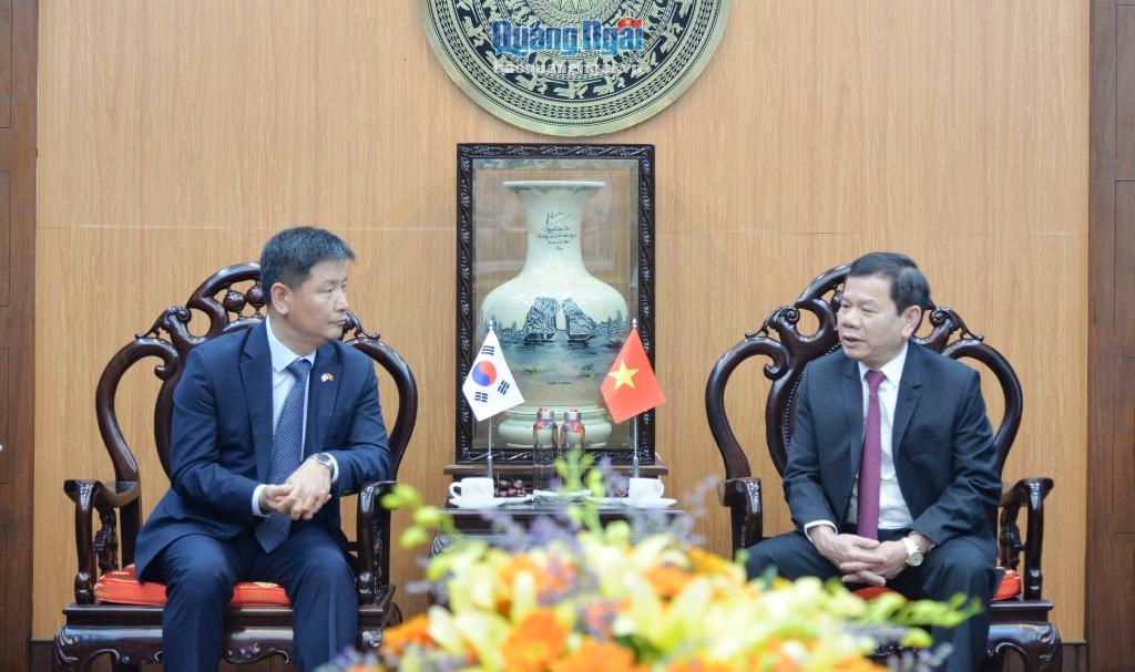 Chủ tịch UBND tỉnh Đặng Văn Minh tặng quà lưu niệm cho Tổng Lãnh sự Hàn Quốc tại TP.Đà Nẵng Kang Boo Sung.