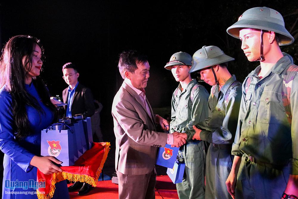 Phó Chủ tịch HĐND tỉnh Nguyễn Tấn Đức tặng quà động viên các chiến sĩ trẻ.