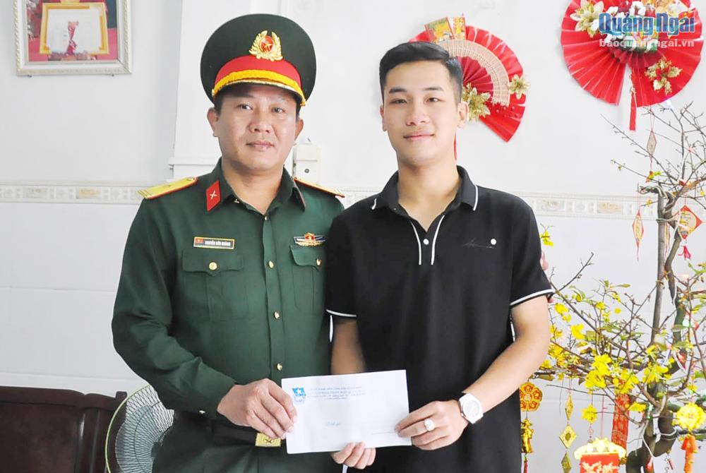 Thiếu tá Nguyễn Hữu Hoàng - Chính trị viên phó Ban CHQS TP.Quảng Ngãi đến thăm, động viên thanh niên Lê Sĩ Hải hoàn thành tốt nghĩa vụ quân sự.  ẢNH: XUÂN THIÊN