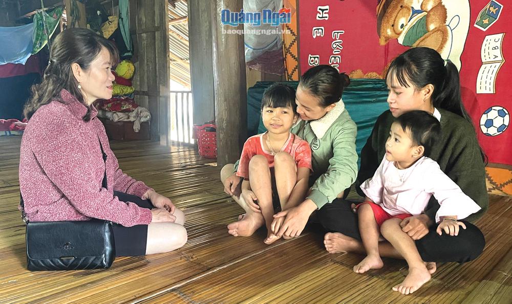 Sau tết Nguyên đán Quý Mão 2023, cô Bùi Thị Trinh đến từng nhà vận động học sinh đi học trở lại.