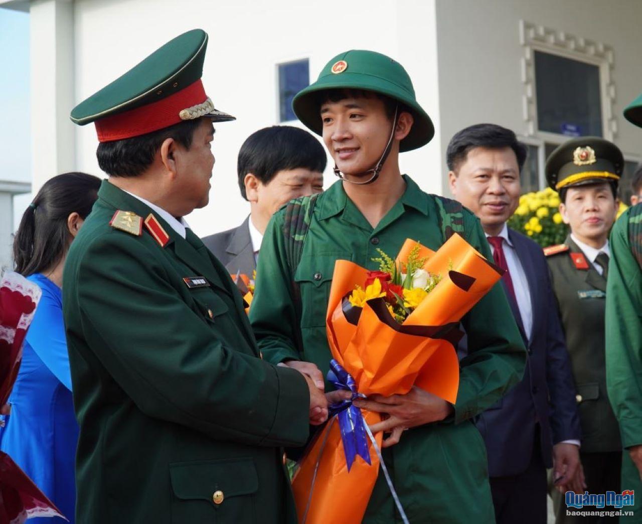 Trung tướng Trịnh Đình Thạch - Bí thư Đảng ủy, Chính ủy Quân khu 5 tặng hoa động viên các tân binh huyện Sơn Tịnh. 
