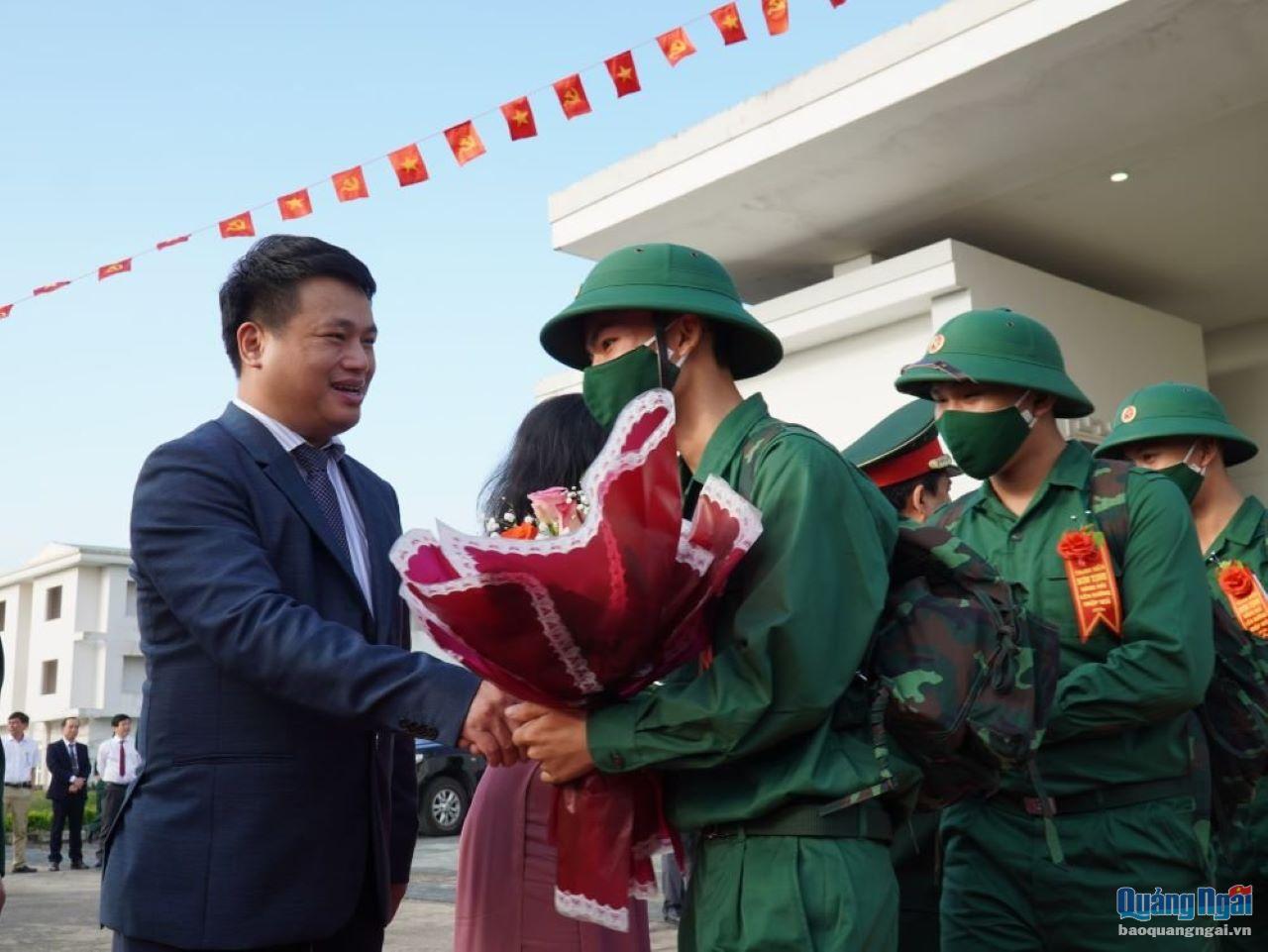 Phó Bí thư Thường trực Tỉnh ủy, Trưởng đoàn ĐBQH tỉnh Đặng Ngọc Huy tặng hoa, động viên tân binh. 