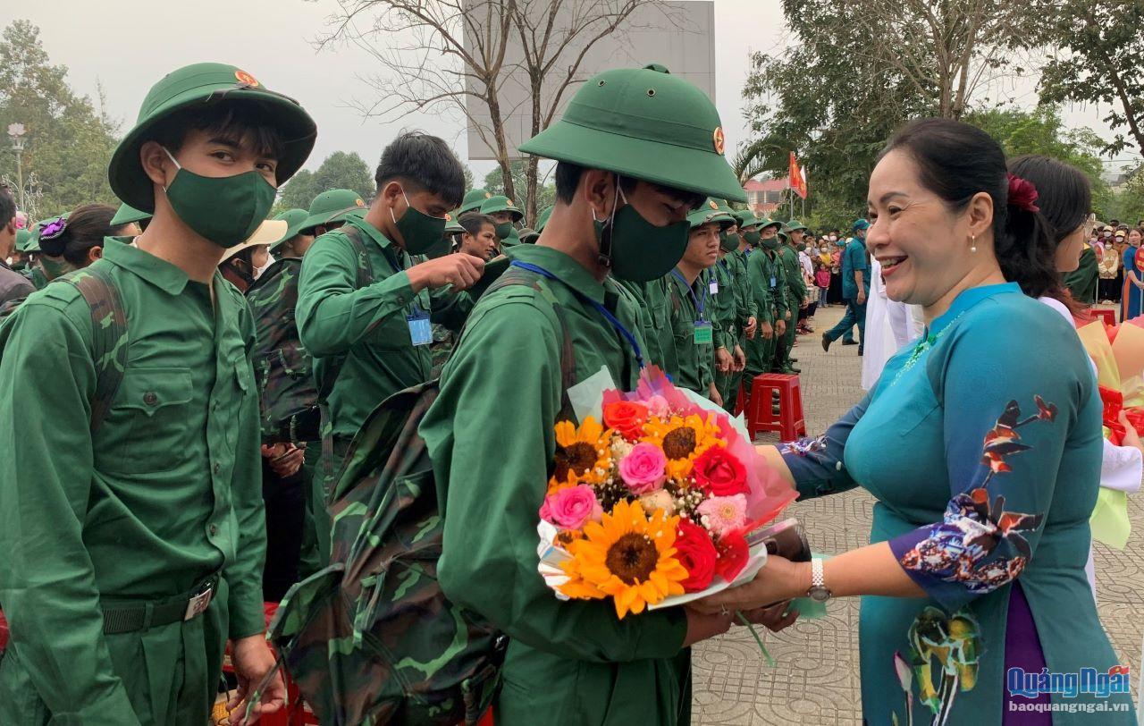 Phó Bí thư Tỉnh ủy Đinh Thị Hồng Minh tặng hoa, động viên các tân binh huyện Ba Tơ lên đường nhập ngũ.