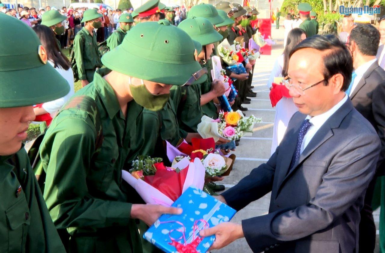 Trưởng ban Nội Chính Tỉnh ủy Lương Kim Sơn dự và tiễn 45 thanh niên thế hệ con cháu những Hùng binh Hoàng Sa lên đường bảo vệ Tổ quốc. 