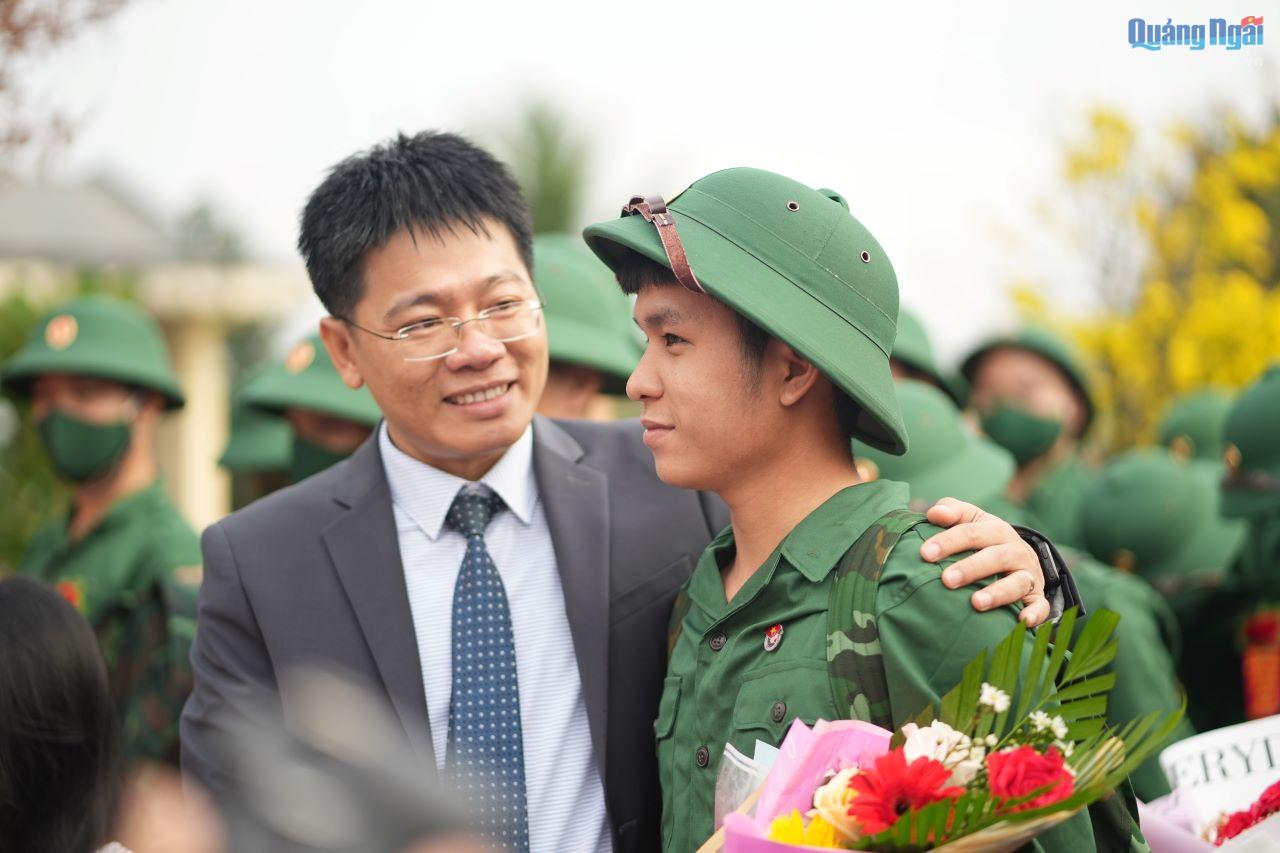 Chủ tịch UBND huyện Bình Sơn Nguyễn Tưởng Duy động viên các tân binh.