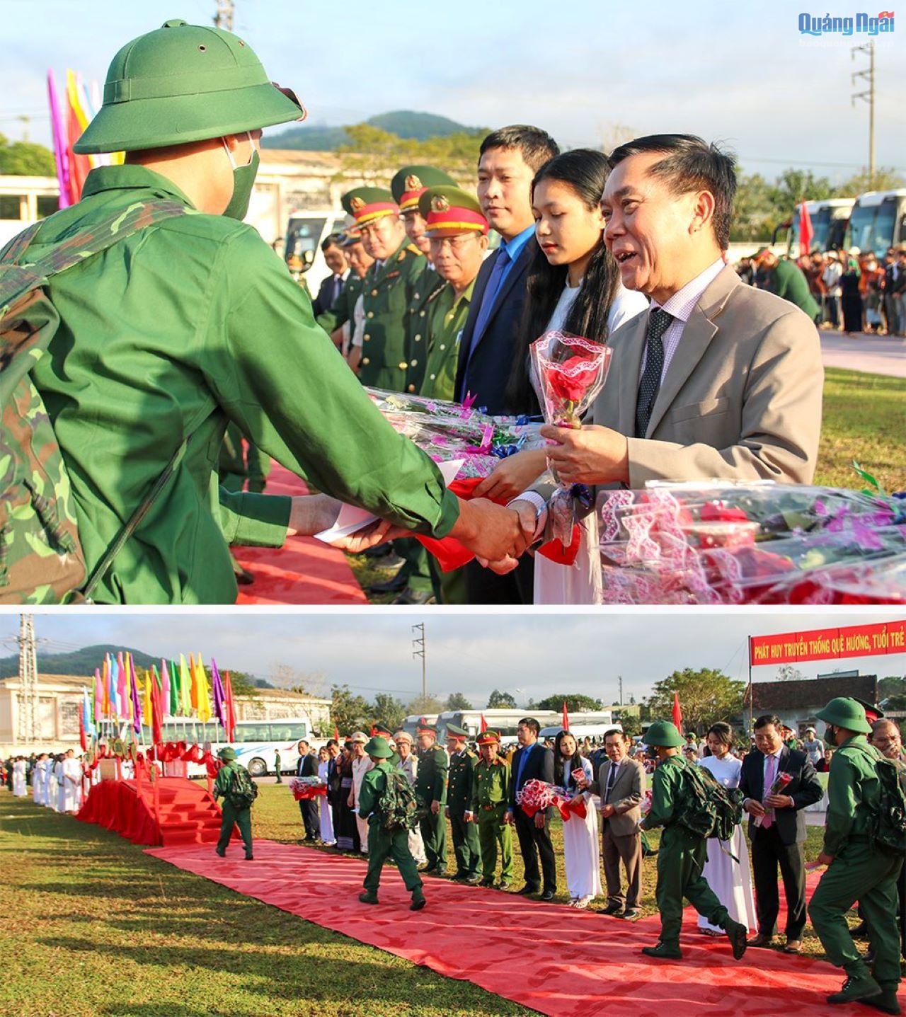 Phó Chủ tịch HĐND tỉnh Nguyễn Tấn Đức tặng hoa chúc mừng các tân binh huyện Sơn Hà lên đường nhập ngũ.