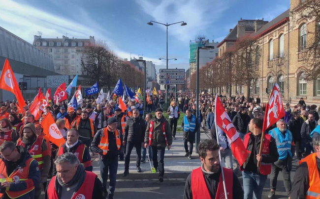 Hỏa hoạn và đụng độ bùng phát trong cuộc biểu tình phản đối cải cách hưu trí ở Pháp