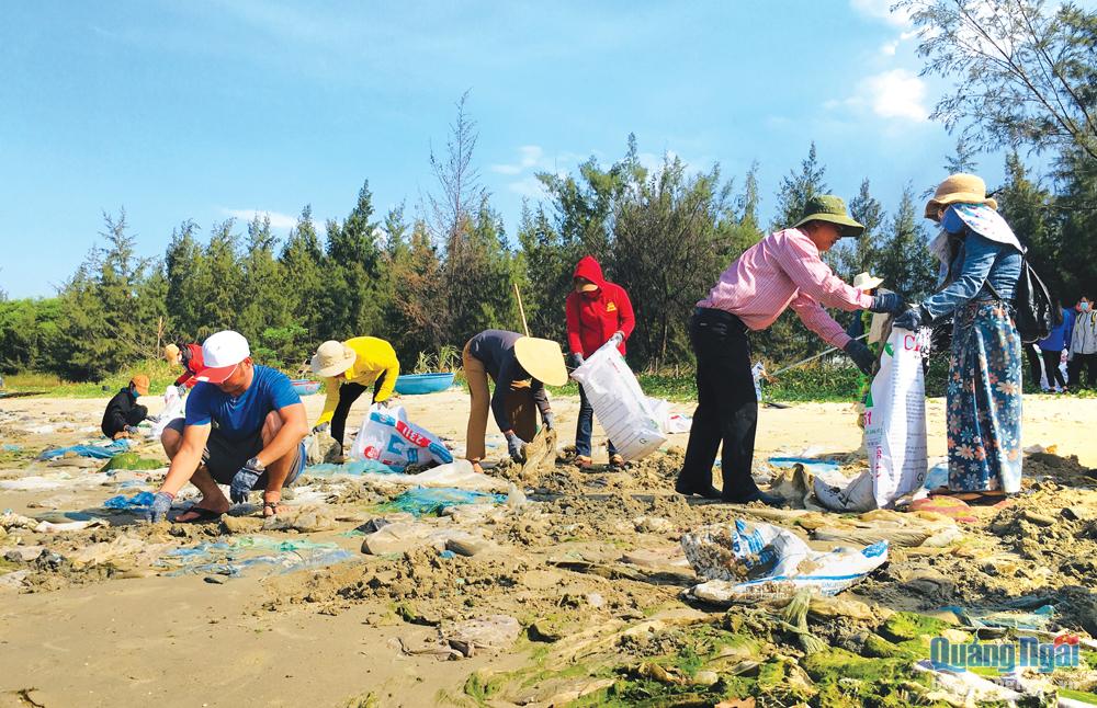 Nông dân tham gia thu gom rác thải nhựa, làm sạch bãi biển.  Ảnh: ĐỒNG XUÂN