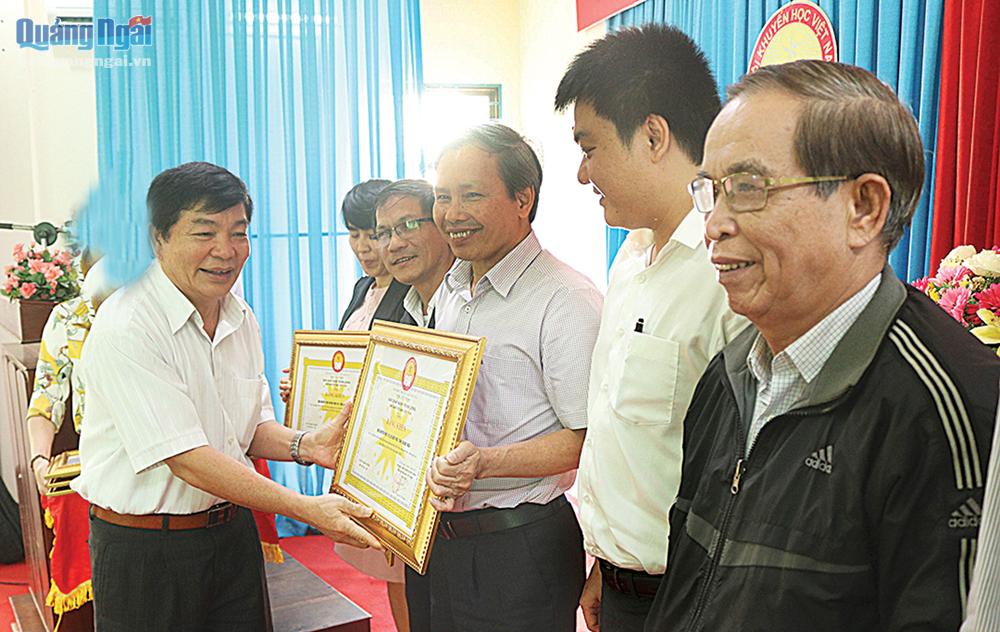 Trao Bằng khen của Trung ương Hội Khuyến học Việt Nam cho các tập thể. 