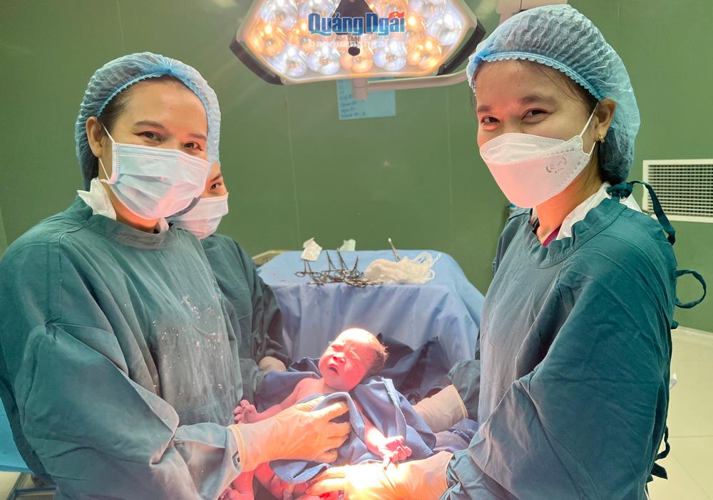 Bác sĩ Bệnh viện Sản -  Nhi tỉnh chia sẻ niềm vui với gia đình chị Huê sau khi thực hiện ca mổ thành công.                                                       Ảnh: NVCC