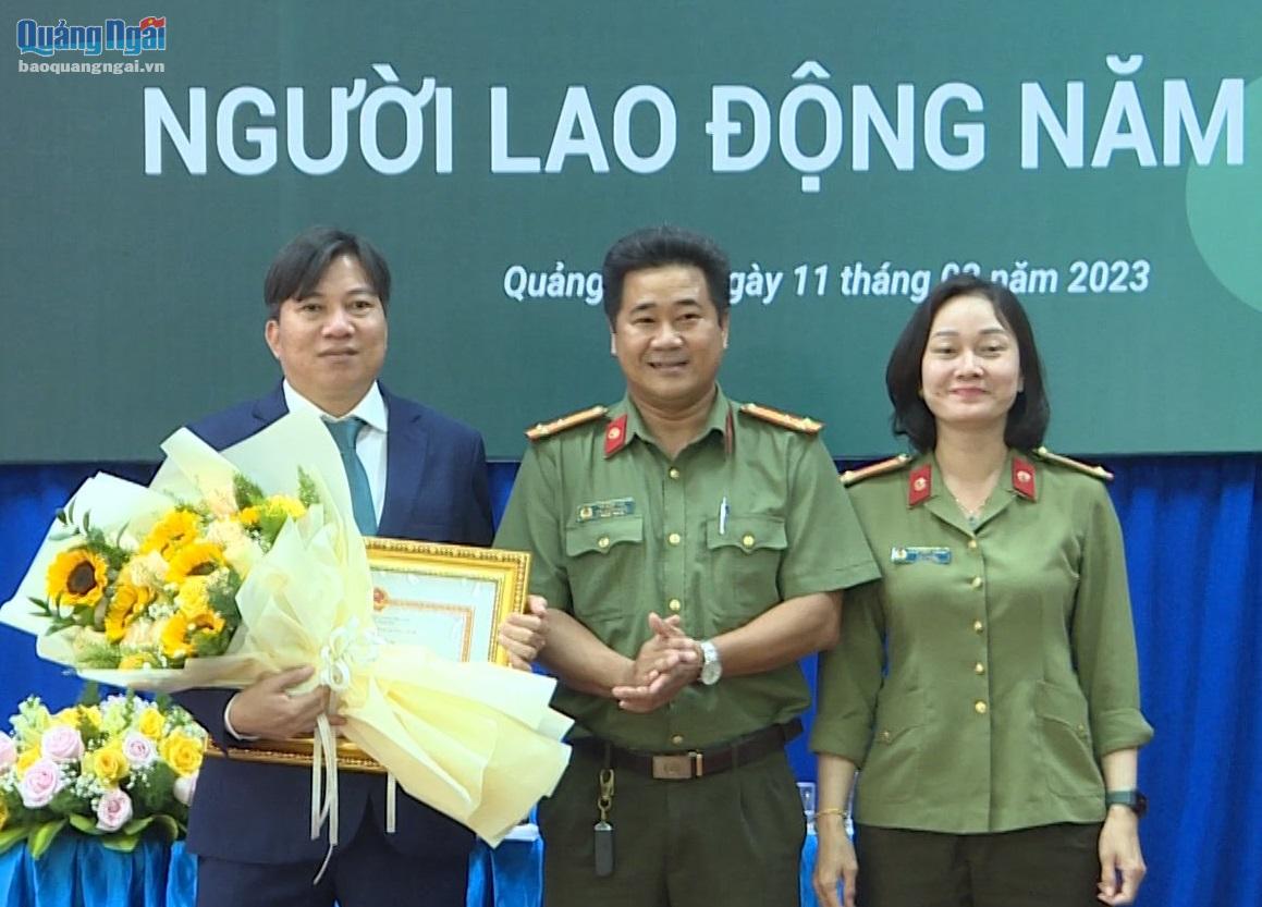  Đại diện Công an tỉnh tặng Giấy khen của Giám đốc Công an tỉnh cho BIDV Quảng Ngãi vì có nhiều thành tích trong phong trào quần chúng bảo vệ an ninh Tổ quốc năm 2022.