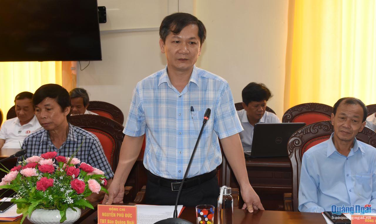 Tổng  biên tập Báo Quảng Ngãi Nguyễn Phú Đức phát biểu tại buổi gặp mặt.