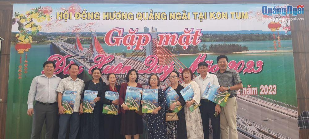 Hội đồng hương Quảng Ngãi tại Kon Tum đón nhận ấn phẩm xuân Quý Mão 2023 của Báo Quảng Ngãi. 