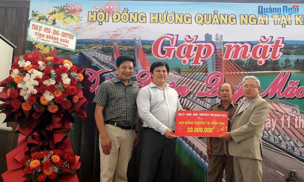 Phó Chủ tịch UBND tỉnh Trần Phước Hiền trao 30 triệu đồng cho Hội đồng hương Quảng Ngãi tại Kon Tum.