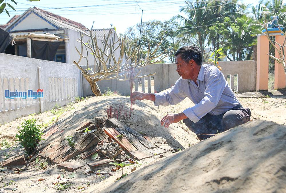 Nghĩa địa cá voi thu nhỏ với chừng 30 cốt cá voi được người dân xóm Khê Tân chôn cất, thờ cúng.