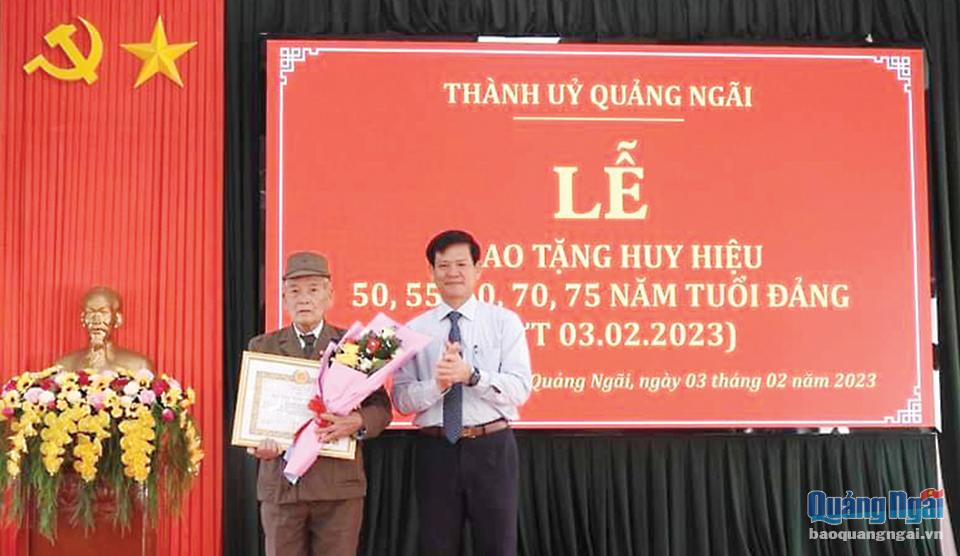  Ủy viên Ban Thường vụ Tỉnh ủy, Bí thư Thành ủy Quảng Ngãi Ngô Văn Trọng trao Huy hiệu Đảng cho đảng viên.                                                           ẢNH: VĂN ĐẠO