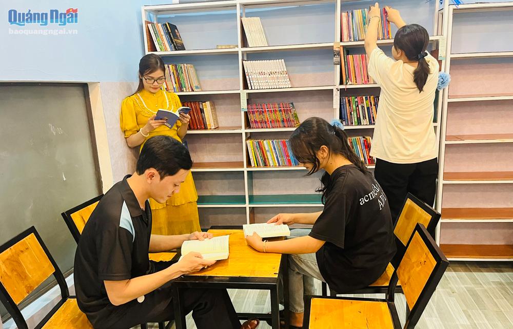 Không gian đọc sách tại Cửa hàng thanh niên của Đoàn phường Trần Phú (TP.Quảng Ngãi) thu hút nhiều người trẻ đến đọc sách.