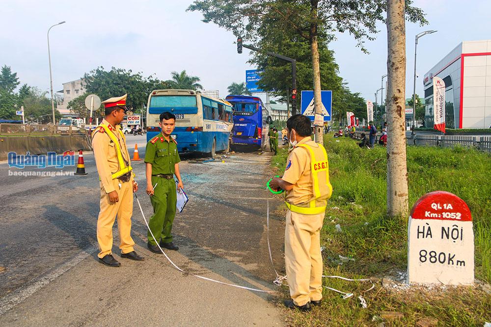 Sau khi vụ tai nạn xảy ra, lực lượng cảnh sát giao thông Công an tỉnh có mặt tại hiện trường 