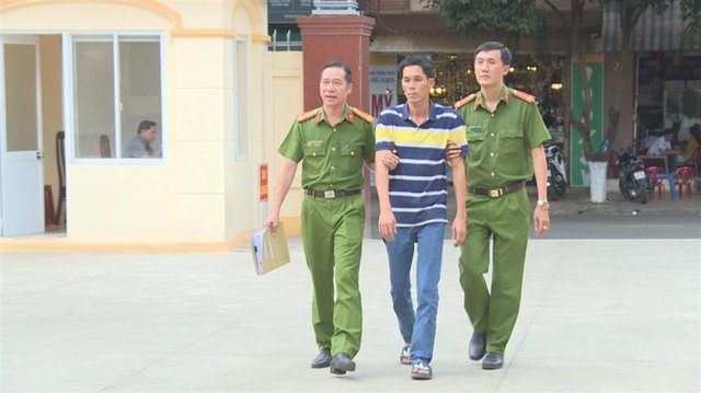 Công an tỉnh Đắk Lắk bắt, dẫn giải đối tượng Lê Minh Hùng về trụ sở làm việc.