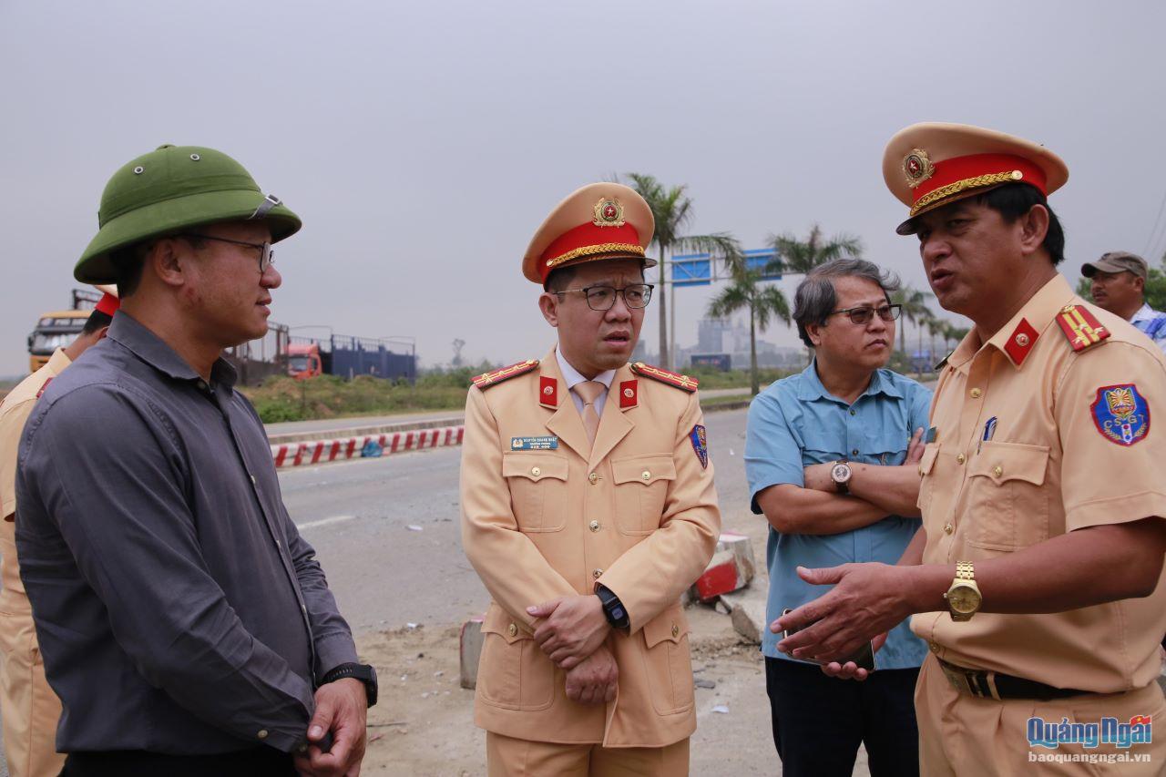 Phó Chủ tịch chuyên trách Ủy ban an toàn giao thông Khuất Việt Hùng chỉ đạo khắc phục hậu quả vụ tai nạn giao thông.
