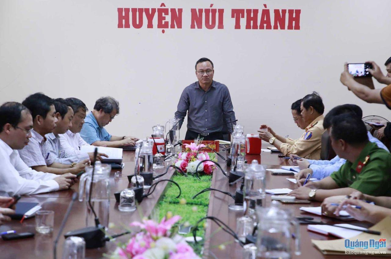 Phó Chủ tịch chuyên trách Ủy ban an toàn giao thông Khuất Việt Hùng làm việc với cơ quan chức năng tỉnh Quảng Nam liên quan đến vụ tai nạn giao thông.