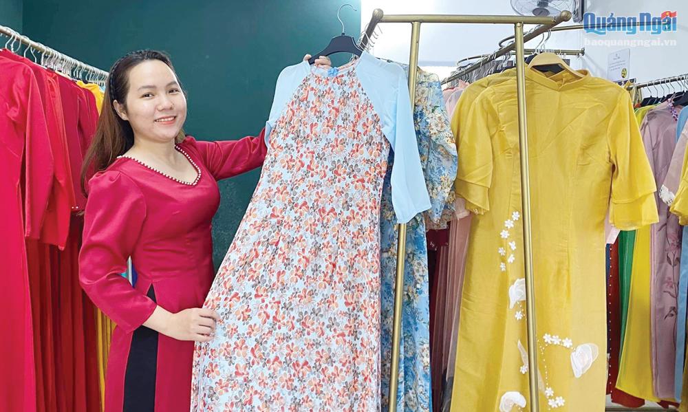 Từ nguồn vốn vay ưu đãi, chị Nguyễn Thị Hoàng Kim, ở thôn Cộng Hòa 2, xã Tịnh Ấn Tây (TP.Quảng Ngãi) đã đầu tư kinh doanh áo dài truyền thống. 