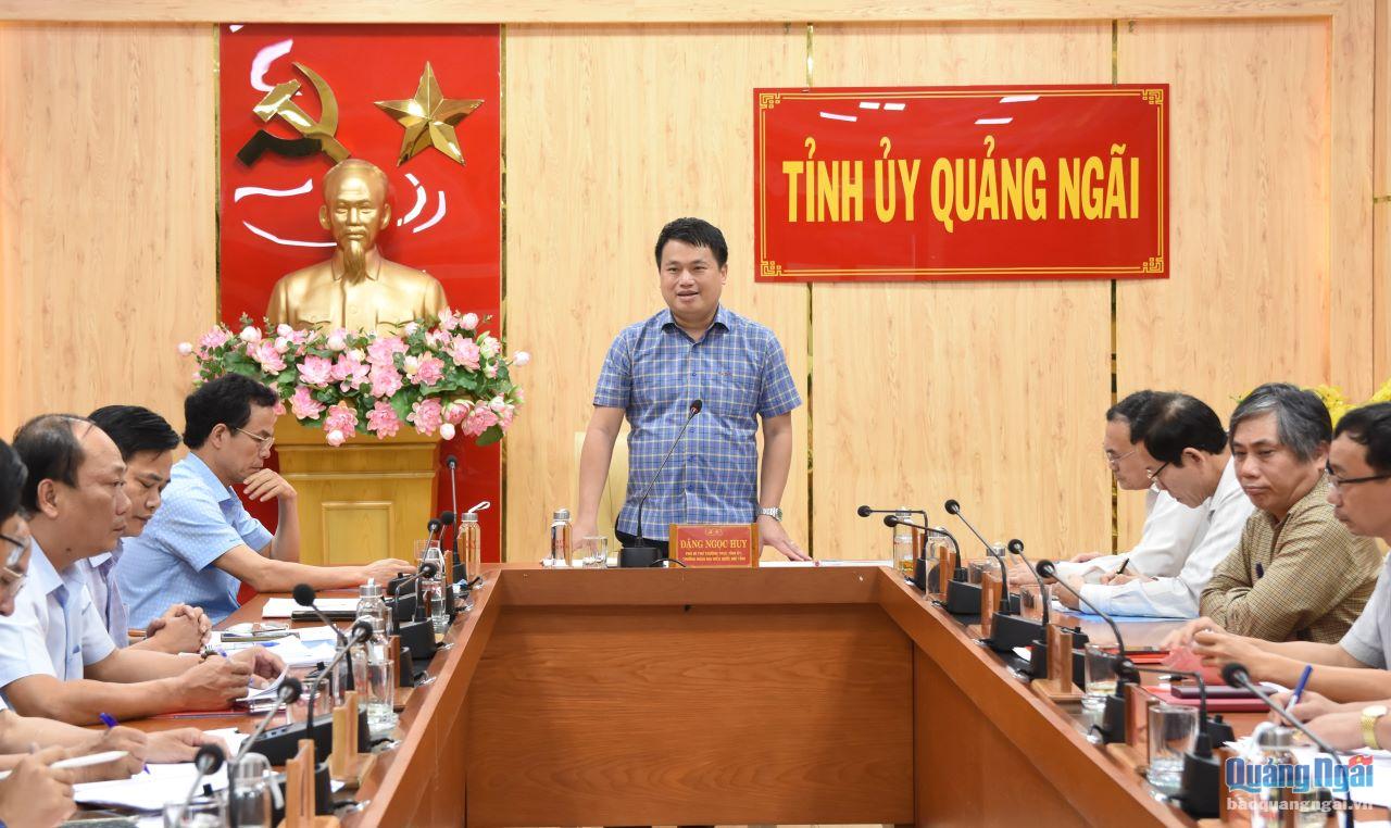 Phó Bí thư Thường trực Tỉnh ủy, Trưởng đoàn ĐBQH tỉnh Đặng Ngọc Huy phát biểu kết luận hội nghị.