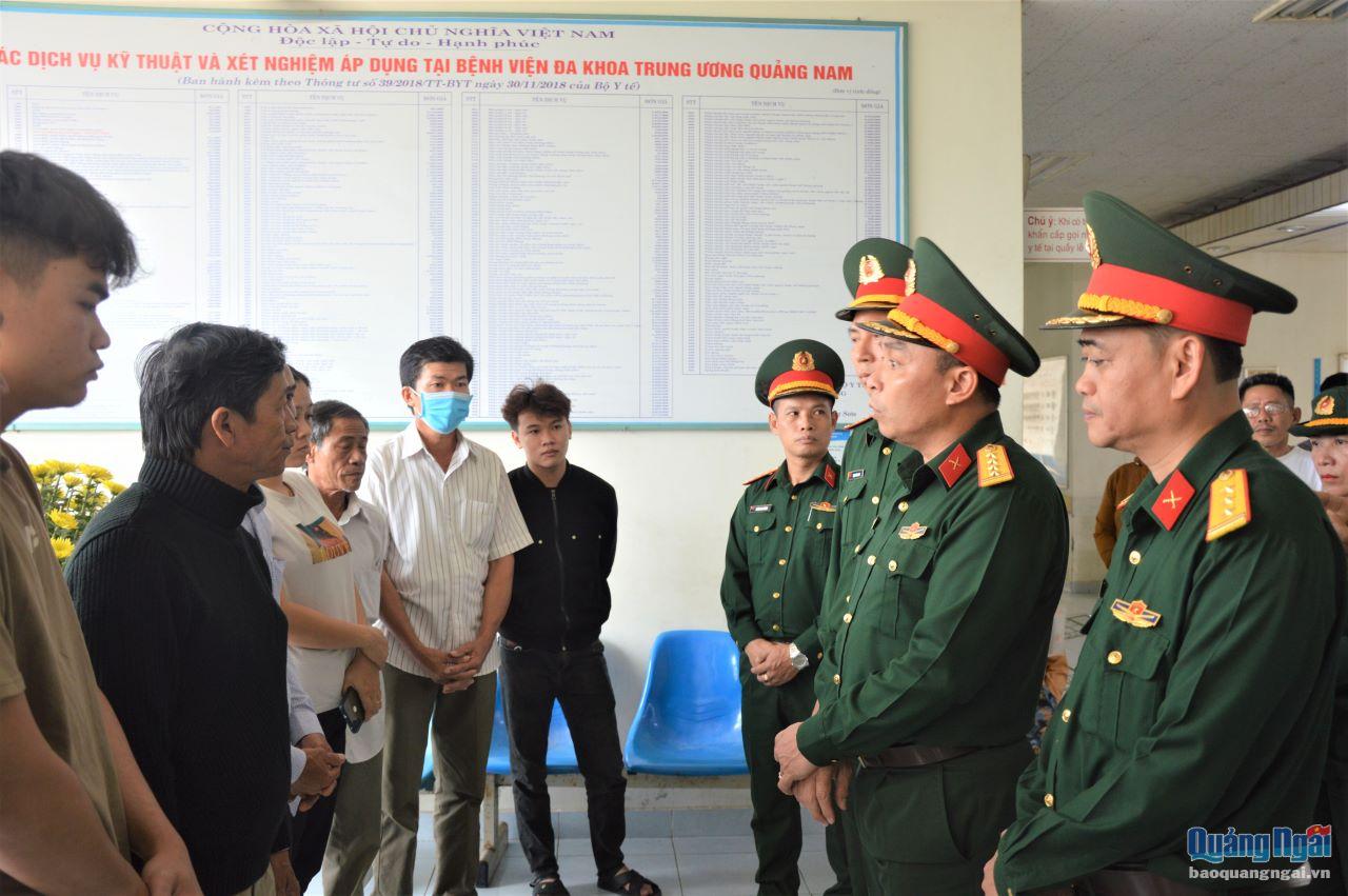 Đoàn công tác của Quân khu 5 và Bộ Chỉ huy Quân sự tỉnh thăm hỏi, động viên thân nhân các nạn nhân đang điều trị tại Bệnh viên đa khoa Trung ương Quảng Nam.