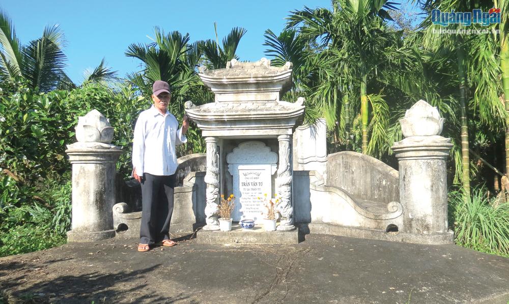 Ông Trần Phong, cháu gọi Trần Tu bằng ông cố, bên ngôi mộ Hiệp quản Trần Tu mới xây dựng lại năm 2017. ẢNH: CAO CHƯ