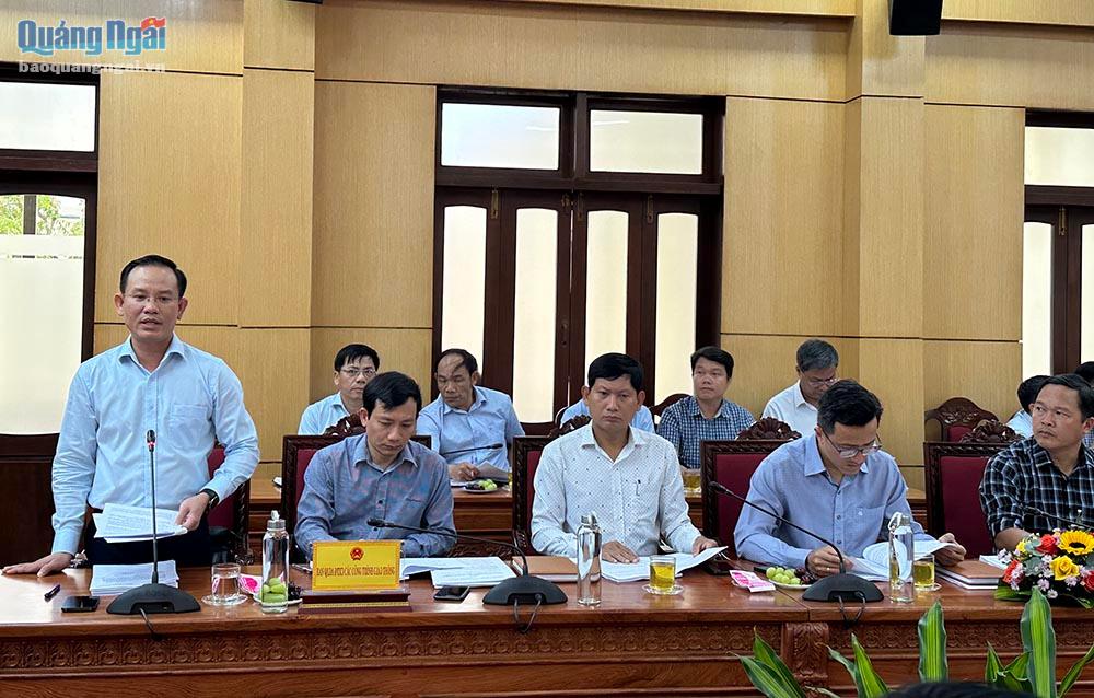 Giám đốc Ban Quản lý dự án đầu tư xây dựng các công trình giao thông tỉnh Lê Quốc Đạt báo cáo tại buổi làm việc.