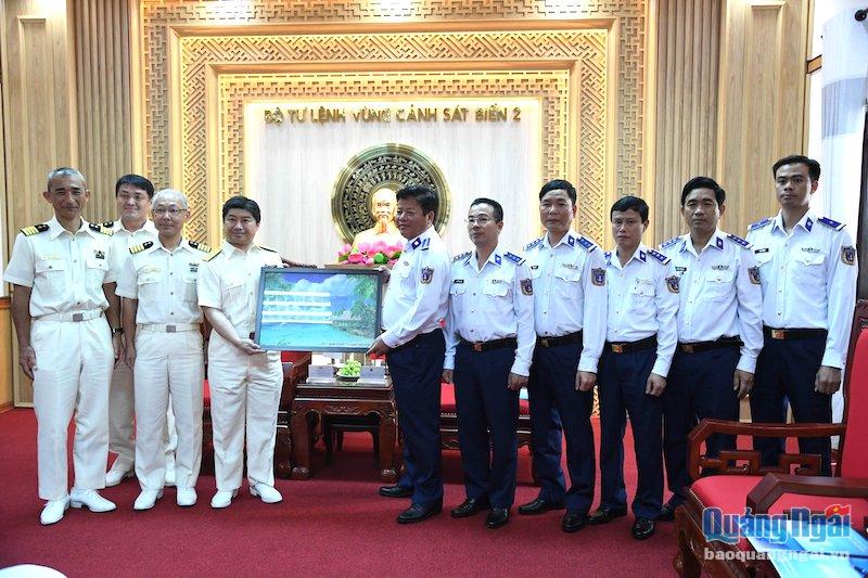 Bộ Tư lệnh Vùng Cảnh sát biển 2 tặng quà lưu niệm cho Đoàn công tác của Lực lượng Bảo vệ bờ biển Nhật Bản.