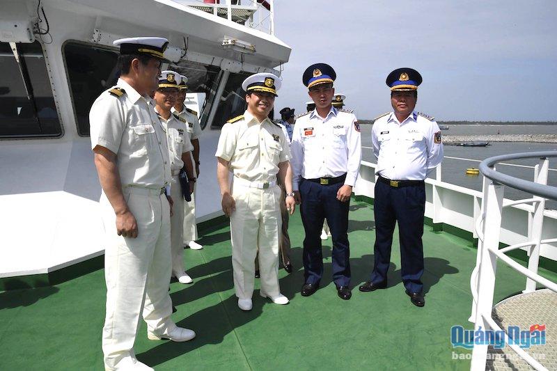 Đoàn Công tác của Lực lương Bảo vệ bờ biển Nhật Bản thăm quan Tàu CSB 8002 của Bộ Tư lệnh Vùng Cảnh sát biển 2.