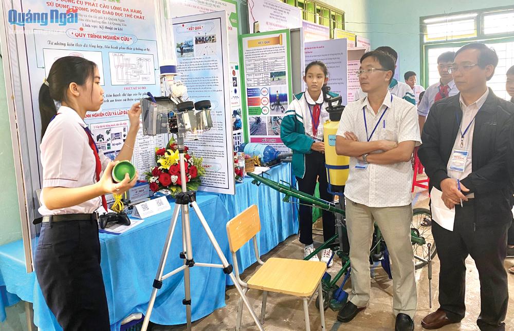 Các đại biểu tham quan các dự án tham gia Cuộc thi Khoa học kỹ thuật cấp tỉnh dành cho học sinh trung học, năm học 2022 - 2023.  Ảnh: TR.PHƯƠNG