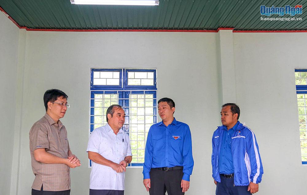  Phó Chủ tịch Thường trực UBND tỉnh Trần Hoàng Tuấn cùng các đại biểu tham quan lớp học khang trang và kiên cố vừa được xây dựng cho học sinh miền núi.