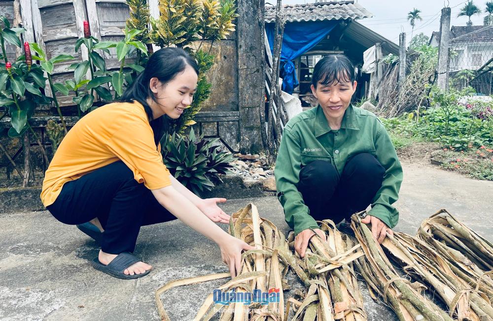  Ngoài giờ học, em Lê Thị Kiều Diễm, học sinh Trường THCS Hành Tín Đông (Nghĩa Hành) luôn phụ giúp mẹ công việc nhà.