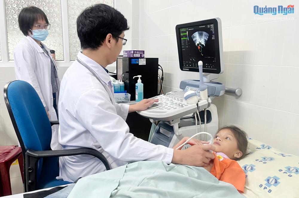 Bác sĩ Bệnh viện Sản - Nhi tỉnh siêu âm tầm soát bệnh tim cho trẻ em.
